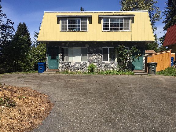 Older photo, now there is a fence from both sides. It is a duplex. Unit on the left is for rent.