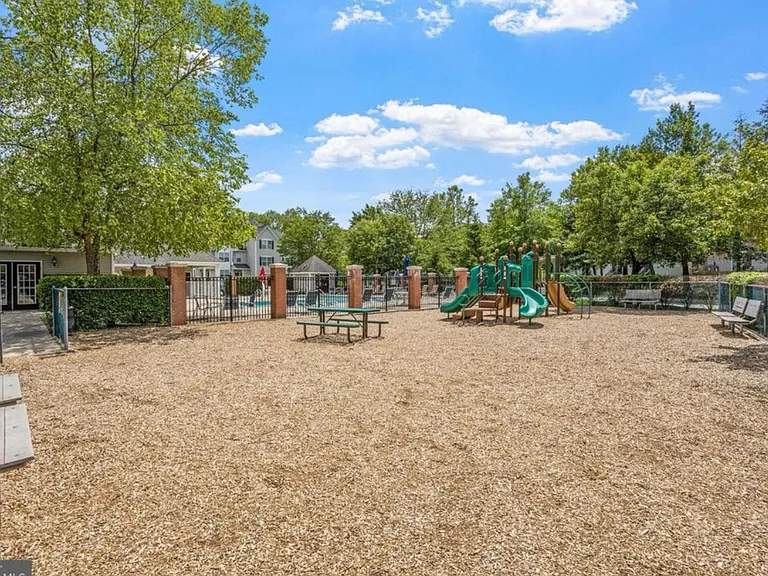 301 Dahlia Cir — Photo 14