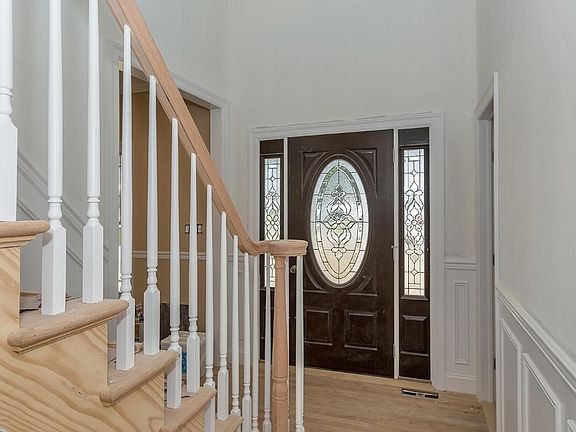 5th image of 27 Robinson Ave