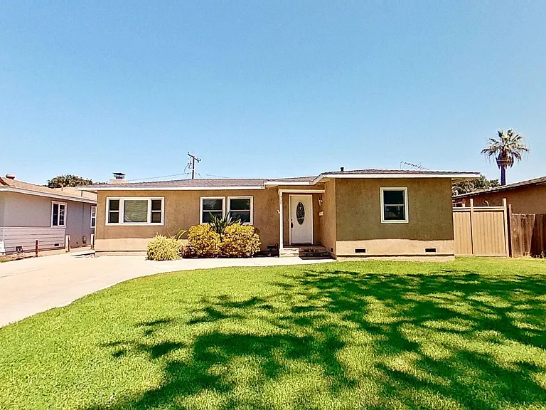 420 Adlena Dr — Photo 2
