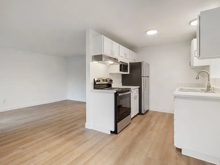 Oak Park Apartments — Photo 12