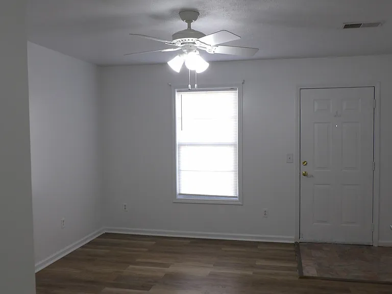 College Pointe Apartments — Photo 37