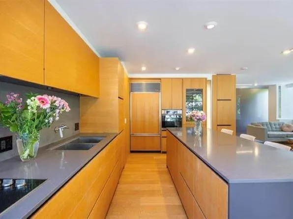 2167 Bellevue Ave #203, West Vancouver, BC V7V 1C2
