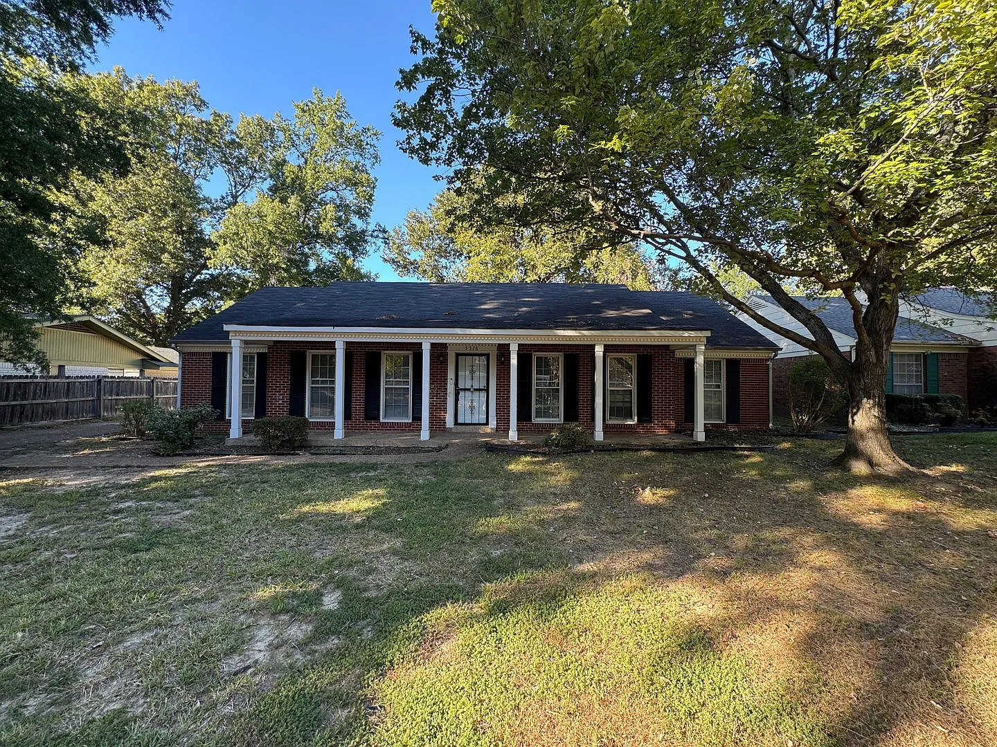 Colonial Style 3-Bedroom in South East Memphis + 2 Car Garage! — Photo 1