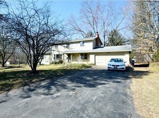 75 Woodline Dr, Penfield, NY 14526