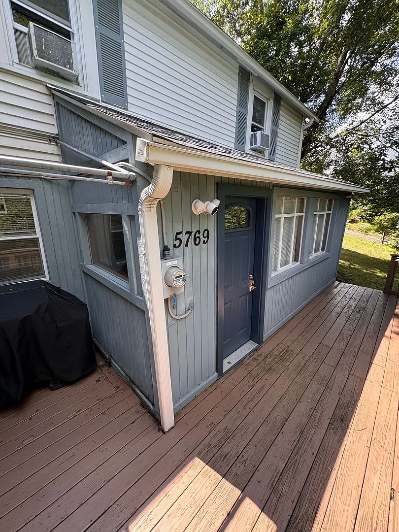 Home For the Holiday! 3 Bedroom Home in Export Area — Photo 4