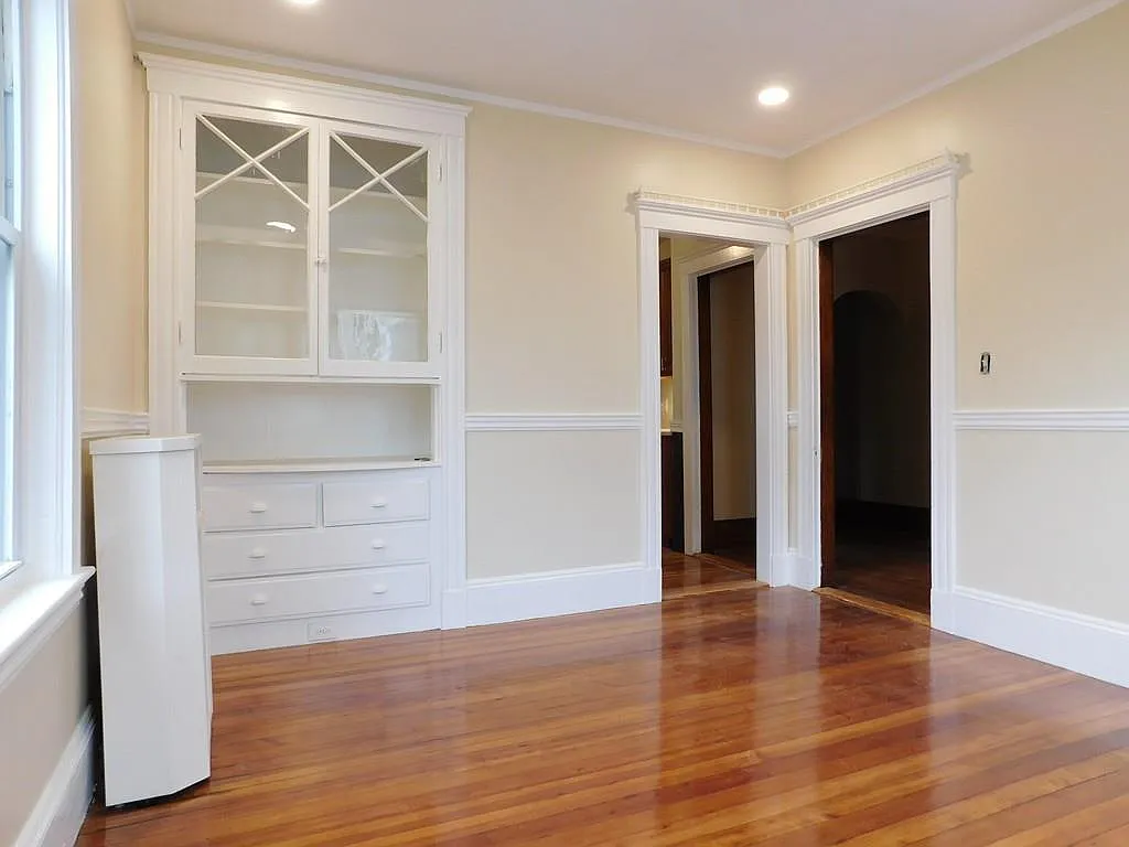 3 bed, 1.0 bath, 1000 sqft, $2,400 — Photo 4