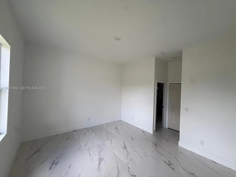 1089 Eisenhower Blvd — Photo 8