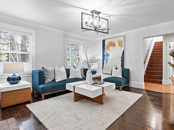 4th image of 914 Capuchino Ave