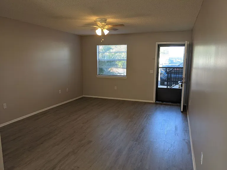 323 Olmstead Dr — Photo 2