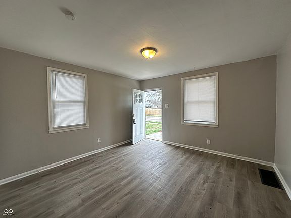 3rd image of 1631 N Gladstone Ave