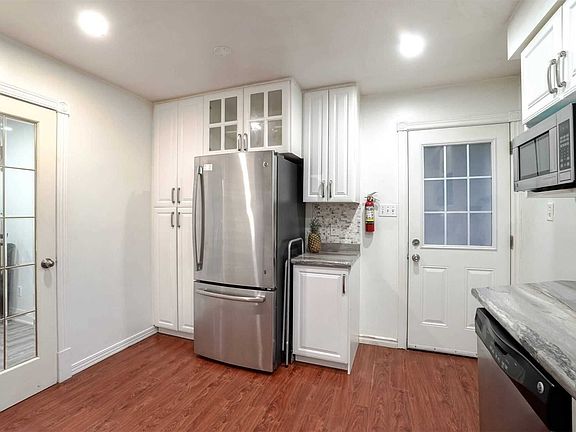 3rd image of 16 Barkwood Ct