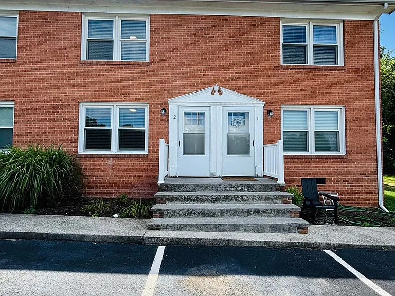 2 Bedroom, 1 Bath Apartment — Photo 29