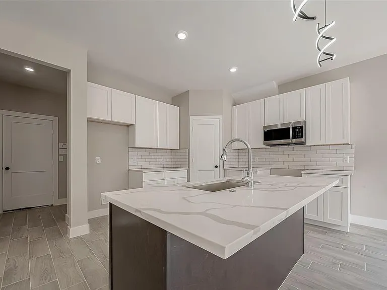 8128 Chateau St — Photo 5