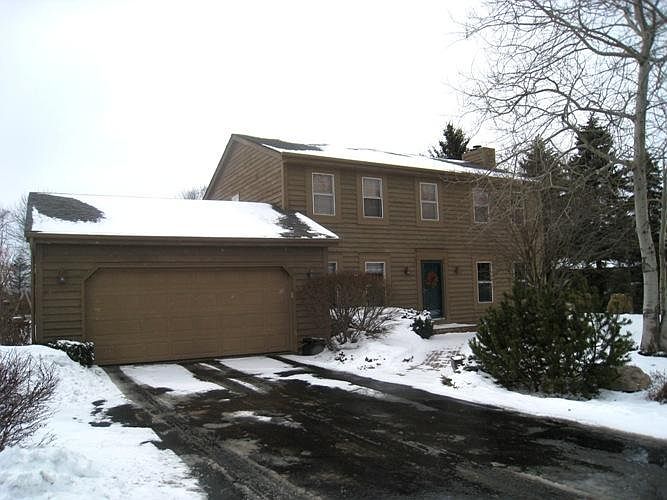 2nd image of 583 Lake Shore Rd