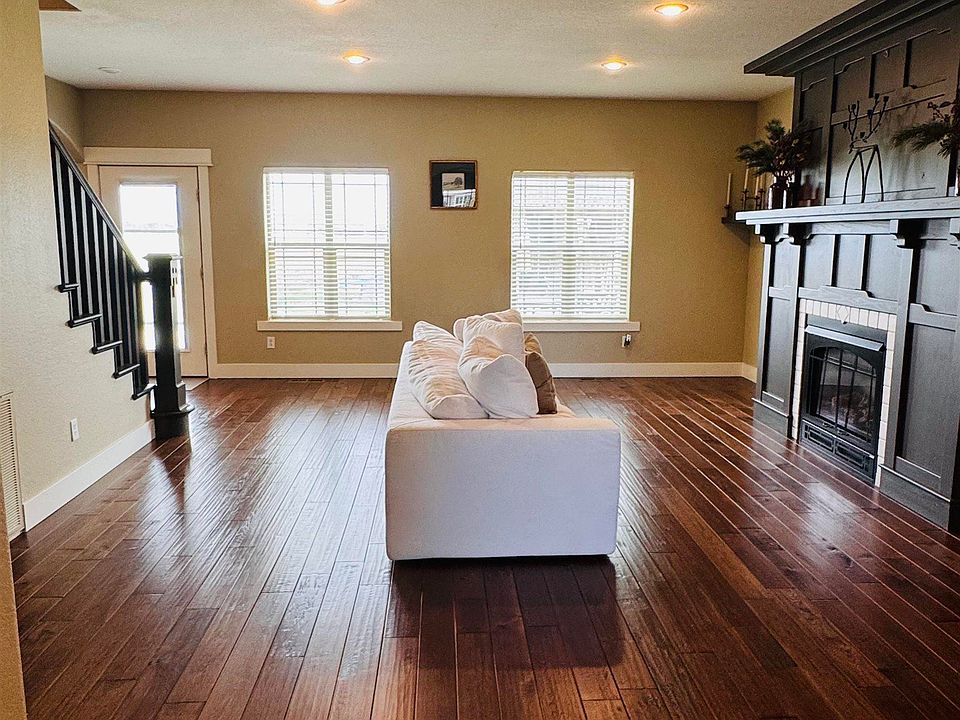 1st image of 101 Pebble Ln