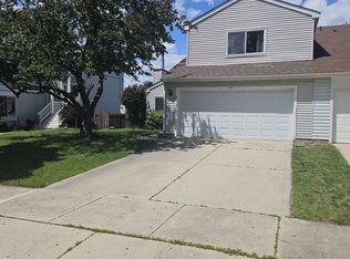 34 Buckingham Ln, Buffalo Grove, IL 60089