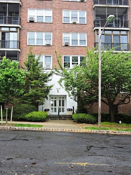 1st image of 5 Roosevelt Pl #C002r-218