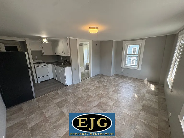 135 Pleasant St #3 — Photo 2
