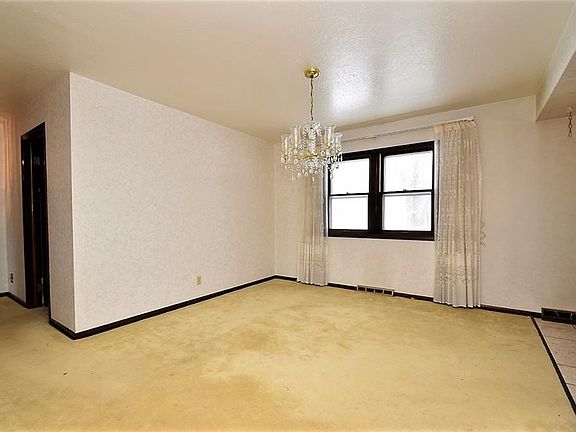 5th image of 406 Apple Hill Dr