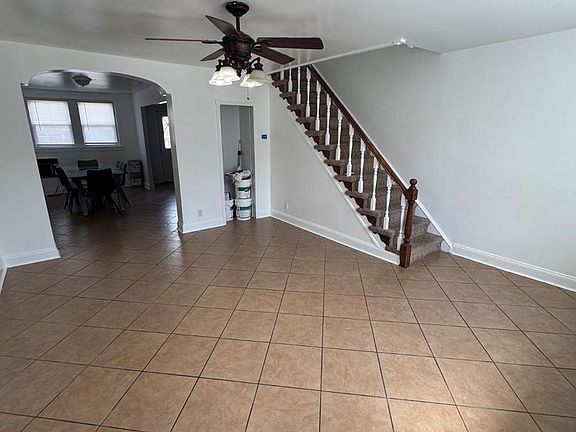 2nd image of 4653 Shelbourne St