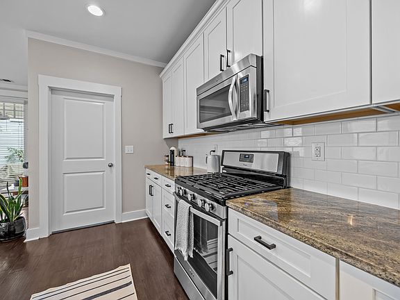 Kitchen w/ gas range