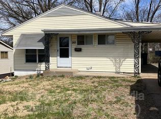 205 Ben Nevis Rd, Saint Louis, MO 63137