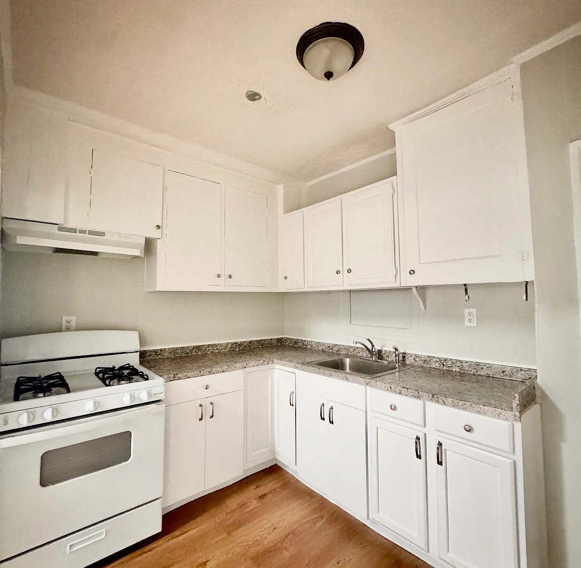 3 bed, 1000 sqft, $1,800 — Photo 2