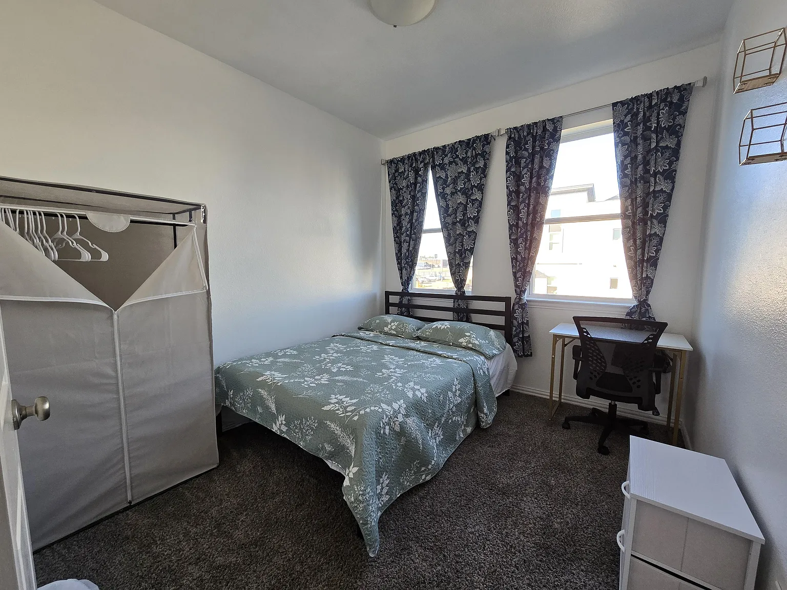 4 bed, 3.0 bath, 1950 sqft, $1,139 — Photo 1