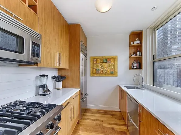 88 Greenwich St APT 903, New York, NY 10006