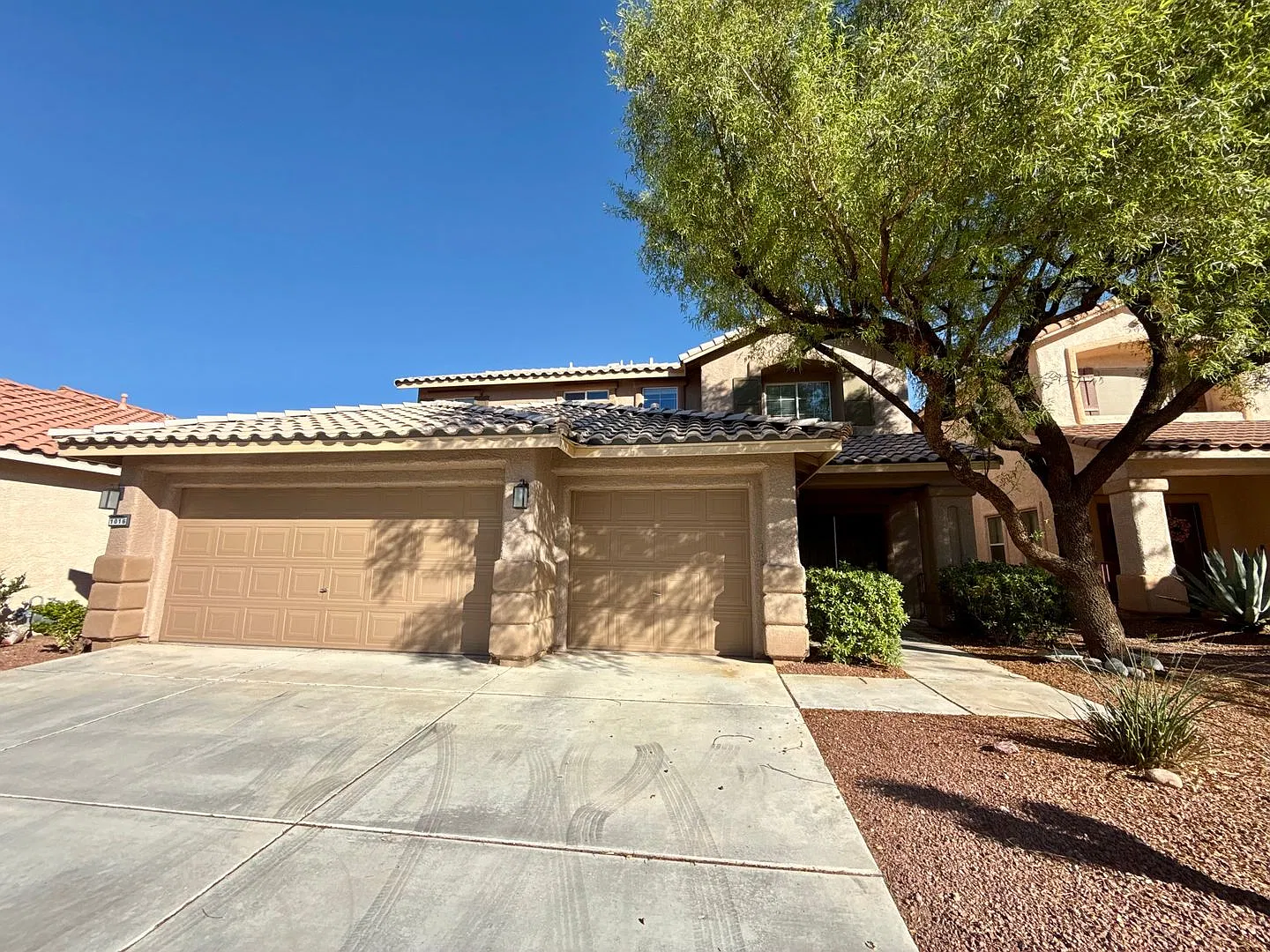 Beautiful 5 Bedroom Summerlin Home with Loft, Balcony & Mountain Views — Photo 1
