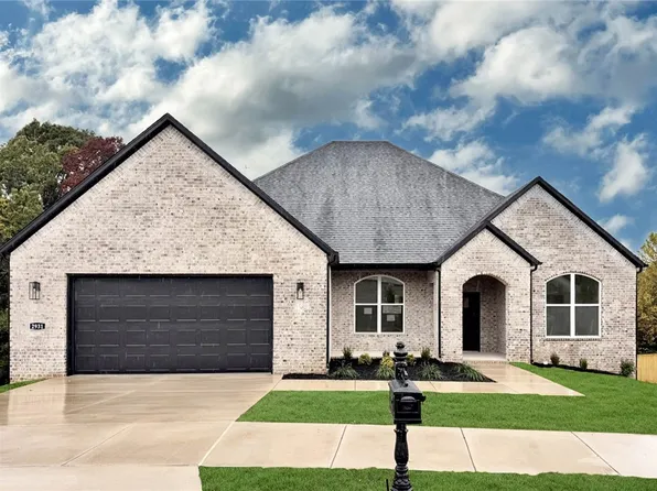 2931 N Grey Squirrel Dr, Fayetteville, AR 72704
