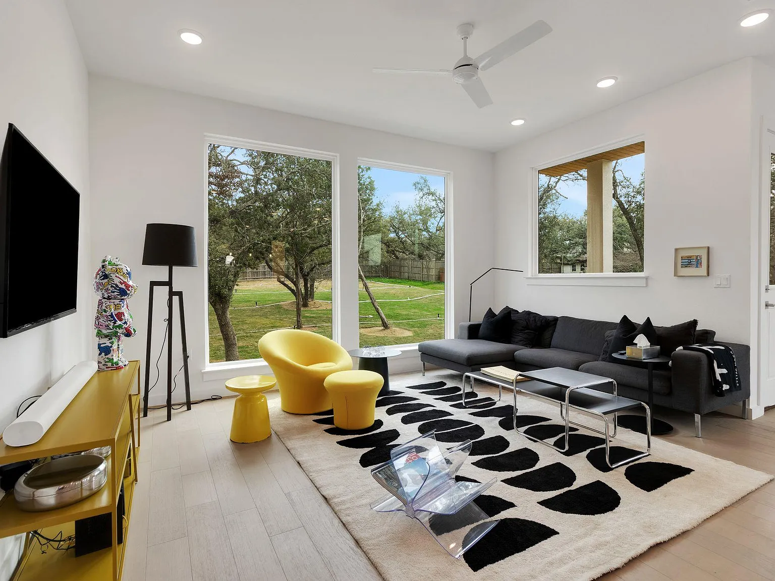 3 bed, 3.5 bath, 2077 sqft, $3,900 — Photo 2