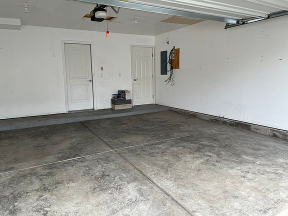 3rd image of 1083 Streamside Dr