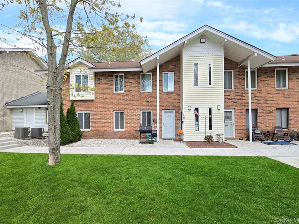 27 Cheyenne Court #27, Coram, NY 11727