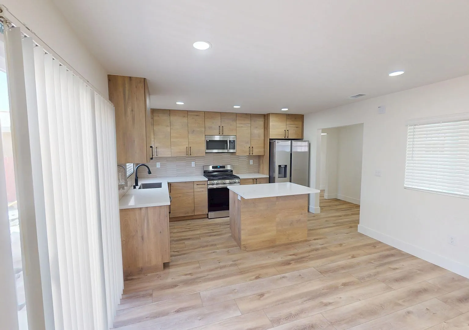 Renovated in 2025, 6 bed house on 63rd! — Photo 3