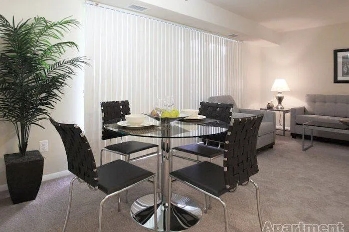 Round Hill Apartments of Chevy Chase — Photo 29