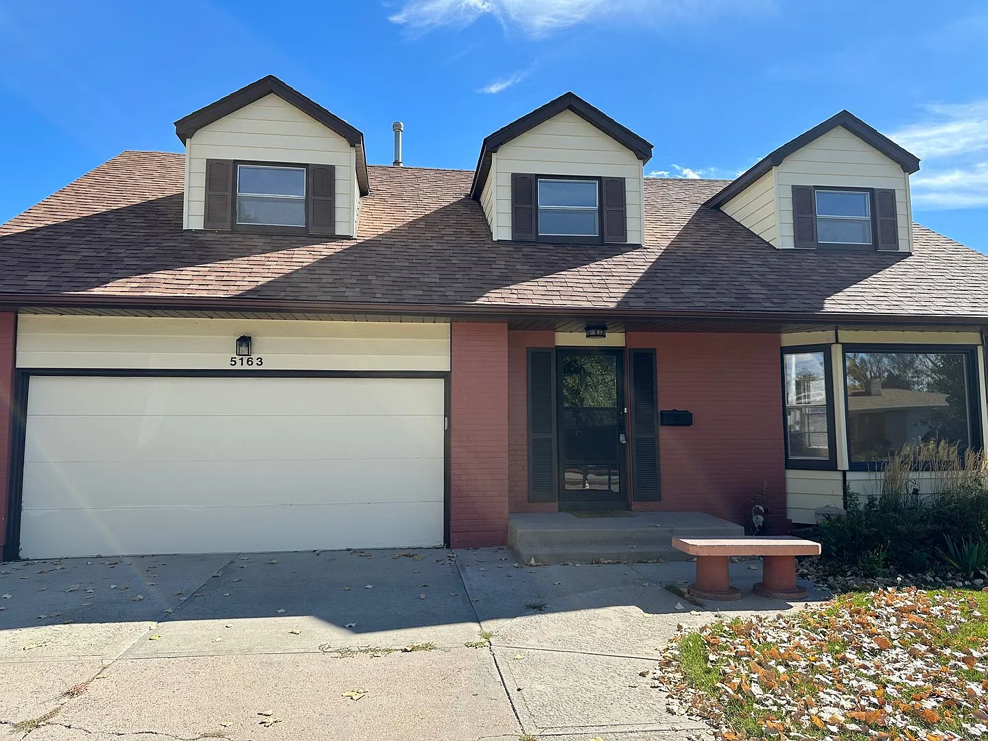4 Bedroom, 2.5 Bathroom, Single Family Home With 2 Car Attached Garage — Photo 3