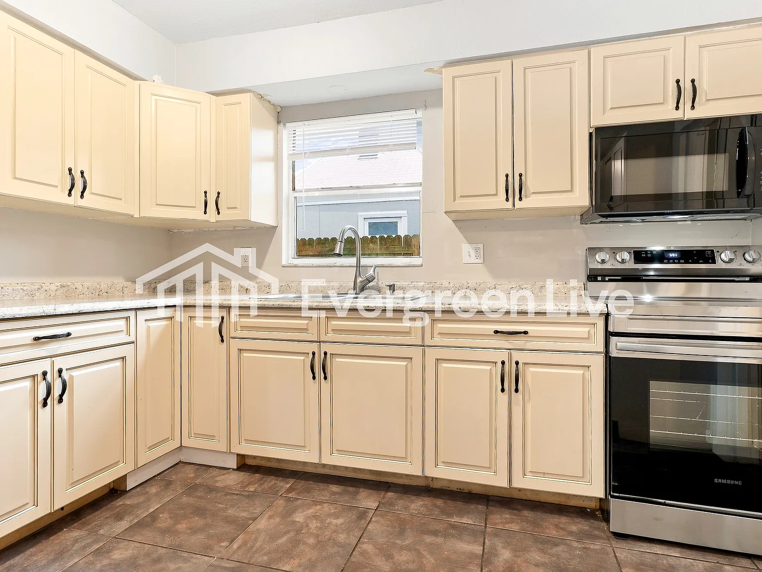 4 bed, 2.0 bath, 1330 sqft, $1,995 — Photo 4