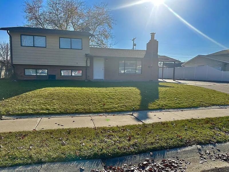 4 bed, 3.5 bath, 1678 sqft, $2,495 — Photo 2