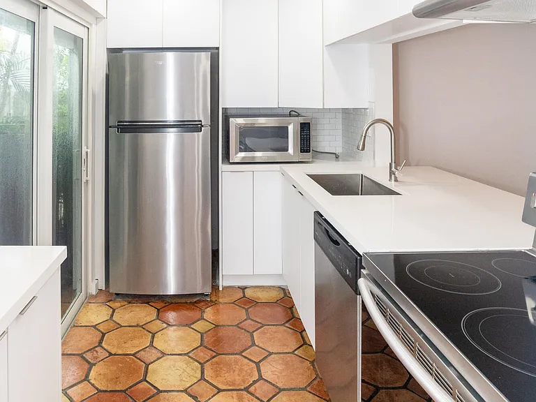 715 NE 1st St #C — Photo 5