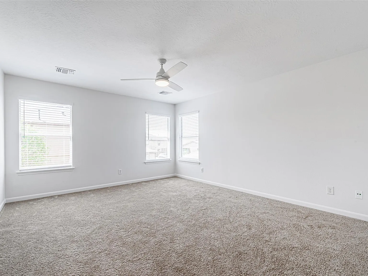 3 bed, 2.5 bath, 1691 sqft, $2,000 — Photo 3