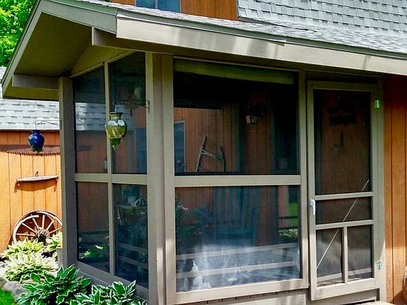 Screen porch entrance