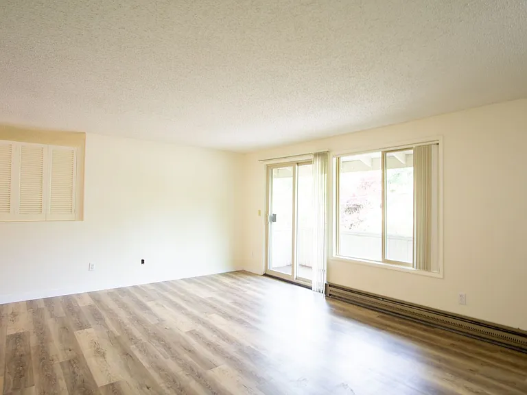 Free Rent Special: Spacious Top Flr 2bdr Flat, W/D Hk-Up, D/W, Tons Of Storage, Balcony! — Photo 7