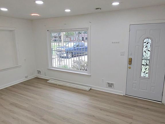 3rd image of 10904 Deering Rd