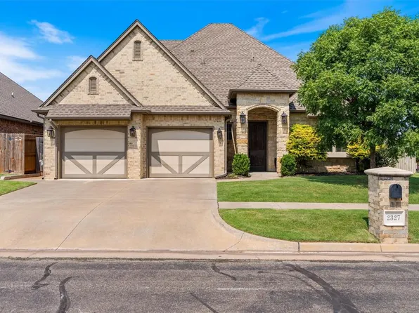 2327 Sorrento Dr, The Village, OK 73120