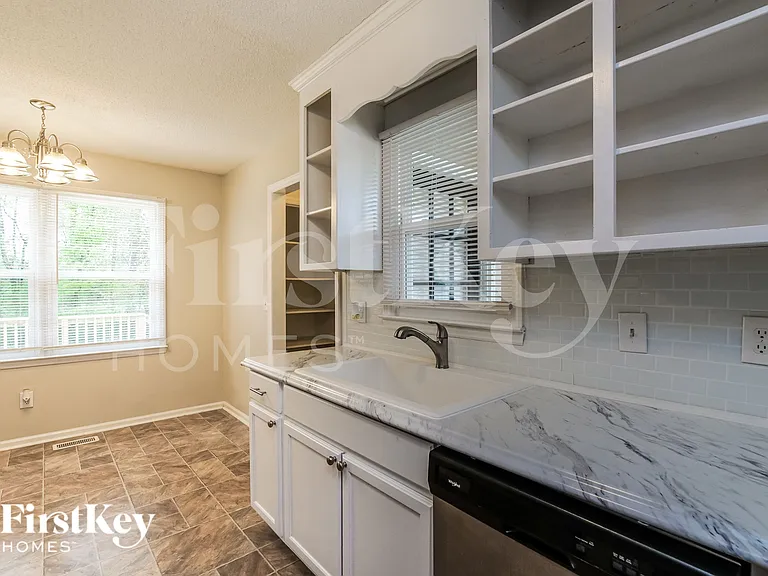 1909 Red Oak Ln — Photo 7