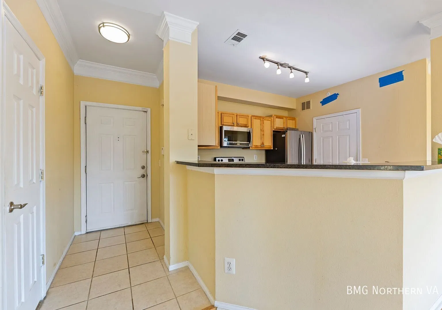 Bright & Spacious 3BR/2BA With Private Balcony In McLean — Photo 4