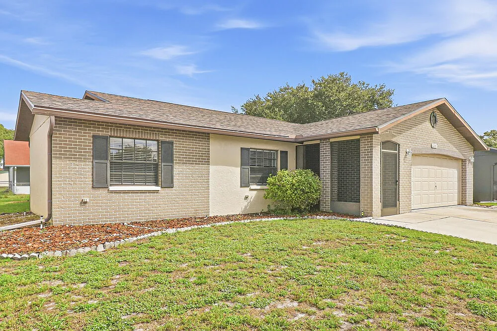 3 bed, 2.0 bath, 1596 sqft, $2,165 — Photo 3