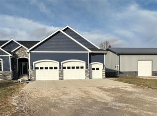 3917 Pikeview Dr, Center Point, IA 52213